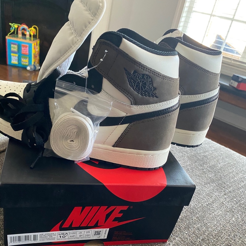 Jordan 1s Retro high OG Mocha